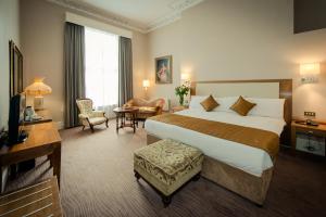 都柏林的住宿－阿爾班尼酒店，酒店客房设有一张大床和一张书桌。