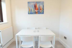 Φωτογραφία από το άλμπουμ του The Osprey - Comfortable 3-Bedroom Stay for Business or Leisure σε Church Gresley +6 φωτογραφίες