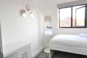 Un pat sau paturi într-o cameră la The Osprey - Newly Renovated House
