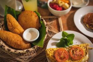 a plate of food with a basket of food at Hotel Isla Fuerte Ecohouse in Puerto Limón