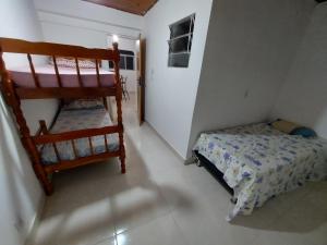 um quarto com um beliche e uma cama e um beliche em Aluga-se por temporada em Vitória