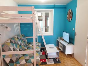 a bedroom with a bunk bed and a desk at Appartement entier meublé à Beaumont proche Futuroscope et Poitiers Technopole in Beaumont