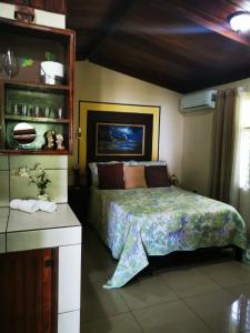 Un pat sau paturi într-o cameră la Villa Guarias