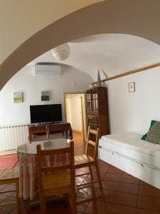 a room with a bed and a table and a desk at Casa do Menino Jesus in Évora