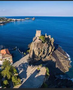 un castillo en la cima de una roca en el océano en Casa D'ARTE en Catania