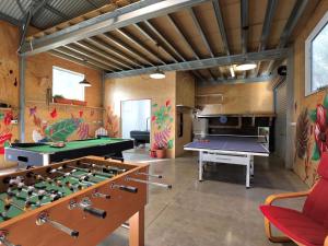 ein Zimmer mit einem Billardtisch und einer Tischtennisplatte in der Unterkunft Como Palm Retreat in Rye