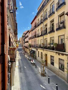 uma vista de uma rua vazia entre edifícios em Charming Malasaña Center em Madri