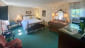 Postel nebo postele na pokoji v ubytování Family Farmhouse Inn
