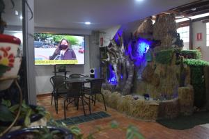 TV a/nebo společenská místnost v ubytování Hotel Alcatraz