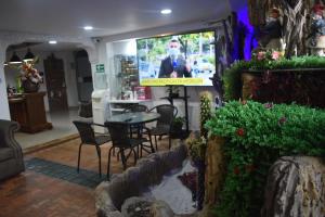 TV a/nebo společenská místnost v ubytování Hotel Alcatraz