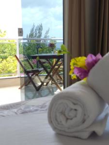 Pokój z łóżkiem z ręcznikiem i stołem w obiekcie Praieiro pousada w mieście Preá