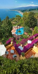 a garden with flowers and plants in the middle of it at Hotel Villa Belvedere in Taormina