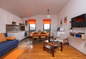 Una sala de estar con un sofá azul y una mesa. en Apartment Bruno, en Barban