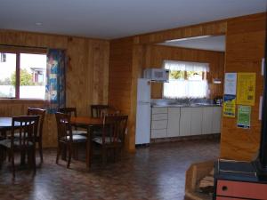 Kuchyň nebo kuchyňský kout v ubytování Ossies Motels and Chalets