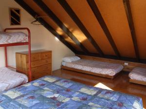 Giường trong phòng chung tại Ossies Motels and Chalets