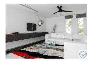 TV a/nebo společenská místnost v ubytování Panorama Samui Residences