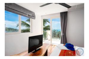 TV a/nebo společenská místnost v ubytování Panorama Samui Residences
