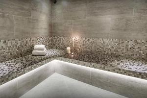 baño con ducha grande con banco. en La Ferme à Juju - OVO Network, en La Clusaz