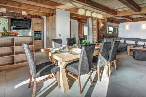 comedor y sala de estar con mesa y sillas en Pralor Le Peille - OVO Network, en Manigod