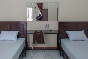 Katil atau katil-katil dalam bilik di RedDoorz Syariah near Exit Tol Pemalang