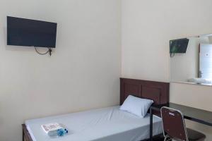 TV a/nebo společenská místnost v ubytování RedDoorz Syariah near Exit Tol Pemalang