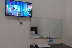 TV a/nebo společenská místnost v ubytování RedDoorz Syariah near Exit Tol Pemalang + 13 fotografií