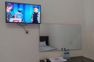 Televisyen dan/atau pusat hiburan di RedDoorz Syariah near Exit Tol Pemalang