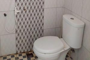Bilik mandi di RedDoorz Syariah near Exit Tol Pemalang