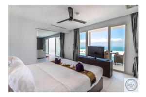 TV a/nebo společenská místnost v ubytování Panorama Samui Residences