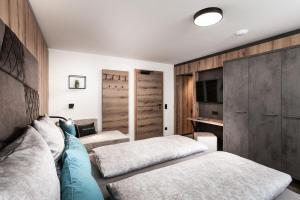 Un pat sau paturi într-o cameră la Apartments Niederseer