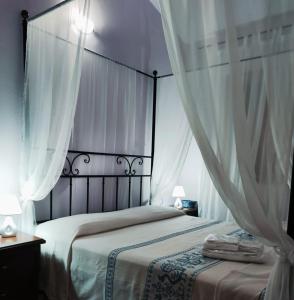 Säng eller sängar i ett rum på Donna Violante Porto Corallo Affittacamere