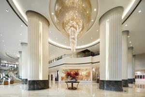 un gran vestíbulo con una gran lámpara de araña en un edificio en Crowne Plaza Nanchang Riverside, an IHG Hotel, en Nanchang