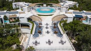 vista aerea di un resort con piscina di The Panoramic By Xperience Hotels a Tulum