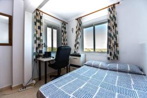 a bedroom with a bed and a desk and a chair at Bungalow moderno luminoso terraza solarium patio - PISCINA COMUNITARIA in Puerto Marino +54 photos