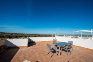 a patio with a table and chairs on a balcony at Bungalow moderno luminoso terraza solarium patio - PISCINA COMUNITARIA in Puerto Marino