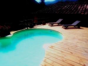 basen z 2 krzesłami na drewnianym tarasie w obiekcie Locanda Di Alberi w mieście Borgo San Lorenzo