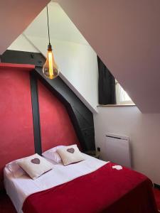 een slaapkamer met een rood bed en handdoeken erop bij Château de Saint-Genix in Saint-Genix-sur-Guiers