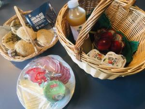 tres cestas de comida y pan en una mesa en Æbelø-guidens B&B, en Bogense