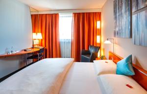 Postel nebo postele na pokoji v ubytování Hotel Metropol Basel