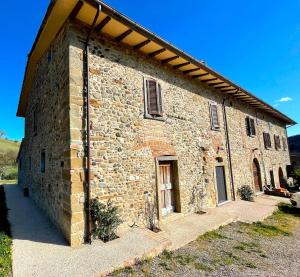 un gran edificio de ladrillo con una gran ventana en Palazzolo Resort - Anghiari, en Anghiari