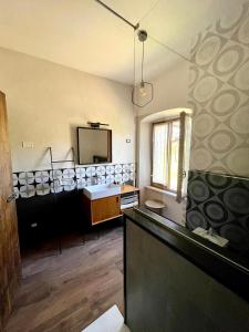 y baño con lavabo y espejo. en Palazzolo Resort - Anghiari, en Anghiari