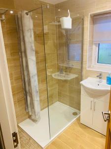 a bathroom with a shower and a sink at BRIGSTOCK HOLIDAYS HOUSE in Manchester +38 photos