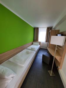 Un pat sau paturi într-o cameră la Hotel Citymaxx