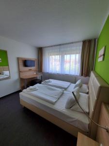 Un pat sau paturi într-o cameră la Hotel Citymaxx