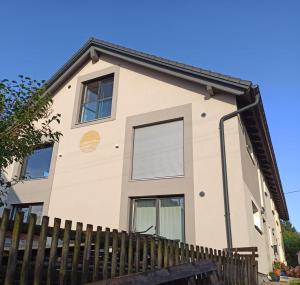 una casa con una recinzione davanti di Ferienwohnung MIA-LENA a Penzing Altre 4 foto
