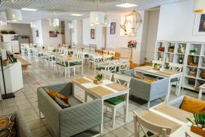 スモレンスクにあるStandart - Hotelのテーブルと椅子が備わるレストラン