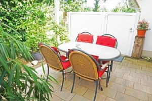 a table and four chairs on a patio at Ferienwohnung Schmitt in Lauf an der Pegnitz