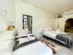 Rúm í herbergi á RIAD NOLITA & SPA Kasbah