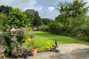 a garden with plants and flowers in a yard at 2x King Bedrooms, private living room & bathroom in Thornhill