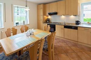 Kuchyň nebo kuchyňský kout v ubytování Ferienhaus-Waterkant-bis-6-Personen-mit-Garten